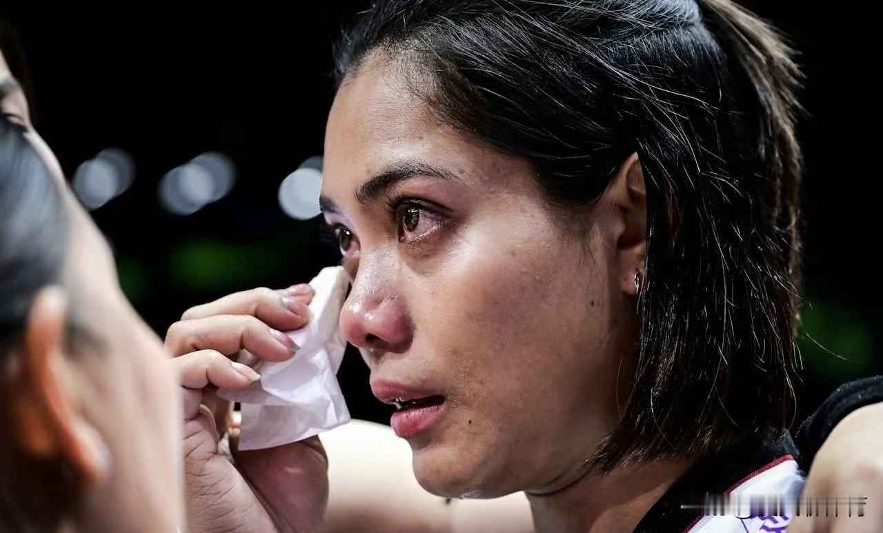 泰国女排哭成了泪人[流泪][流泪]在遭遇北京站的3连败后，泰国女排的队长阿耶查拉