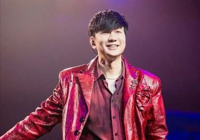 因为2月的时候他跟七七就被发现了，然后粉丝就说，jj就说粉丝是造谣，不承认，粉丝