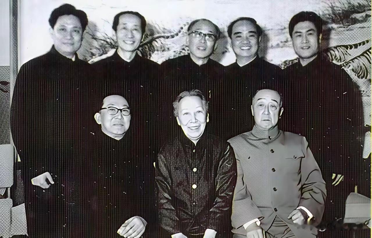 老一辈著名的京剧表演艺术家在上世纪八十年代初聚在一起，满面春风合个影。
要是他们
