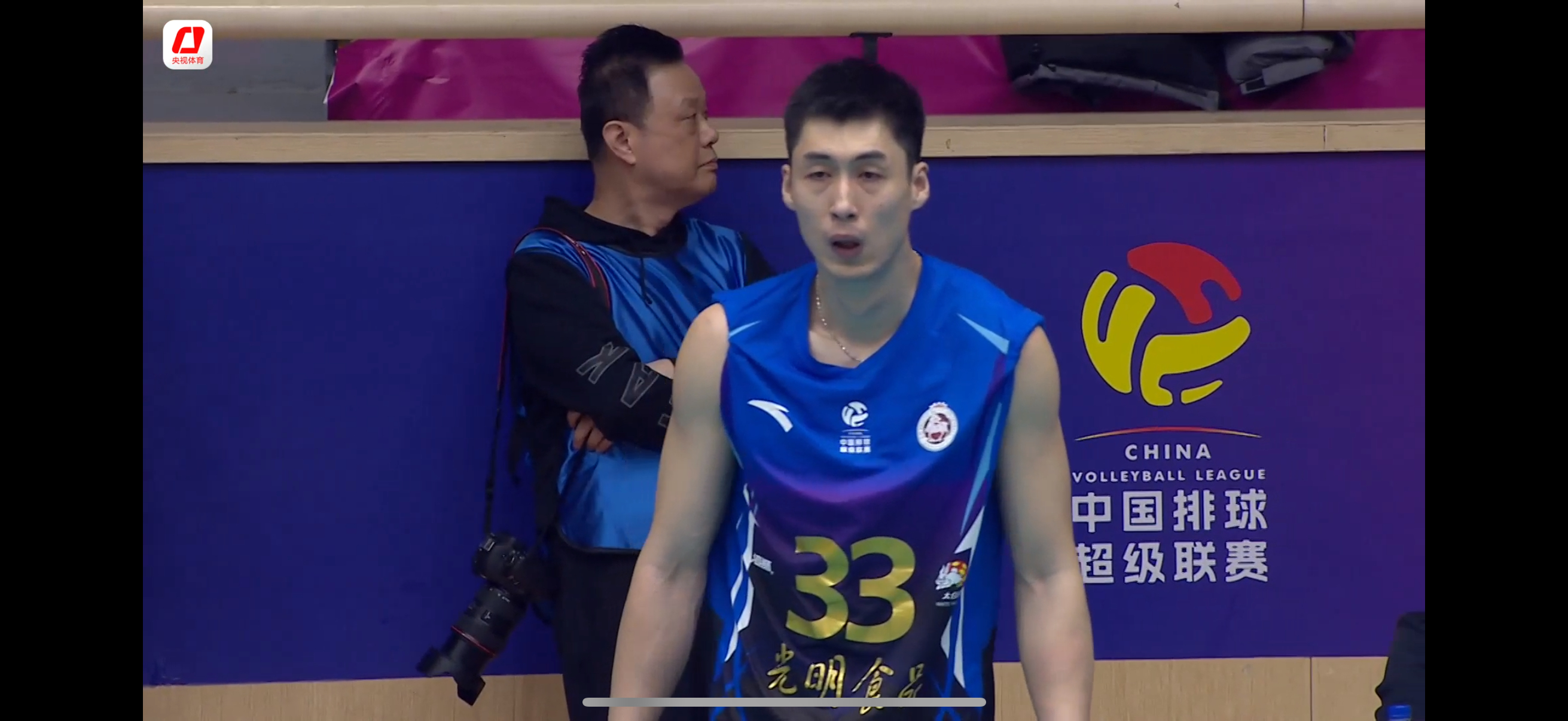 男排联赛半决赛首回合较量：上海男排客场苦战五局不敌天津男排！可怕，天津男排发球太