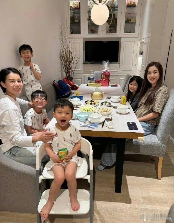 在寸土寸金的香港，贵为视后也难买豪
宅，你看胡杏儿和钟嘉欣聚餐 ​​​