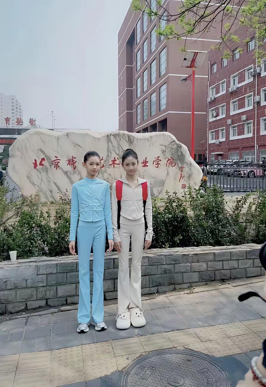 网友：逆天的身材比，学舞蹈的女孩气质是真的没得说！ ​​​