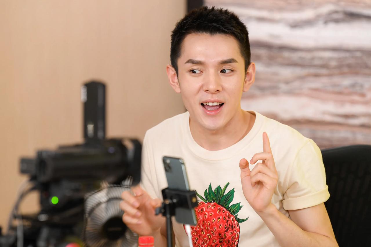 凭什么只有李佳琦抓住视频直播红利，实现阶级跨越？他为什么能成功呢？
我觉得有以下