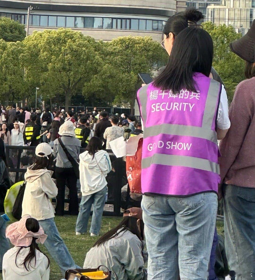 杨千嬅你的兵带着礼炮来了 这是什么神仙追星现场！粉丝凌晨三点藏礼花炮，就为音乐节