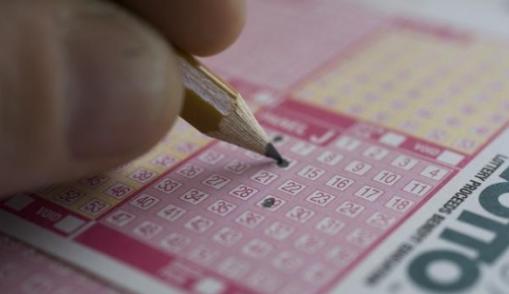 数学教师称中500万中奖概率为1比891万......最近，江西一位彩民通过花费