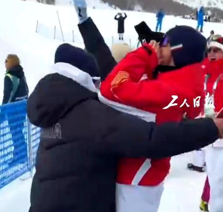 132.60分，他落地瞬间，全场镜头对准了他老婆徐梦桃。
 
王心迪最后一跳，难