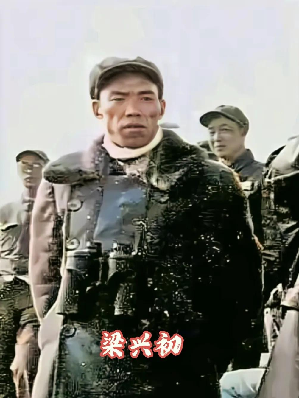 看到这张战地留影，总让人不由得揪心！ 朝鲜前线，38军军长梁兴初正在视察战场，部