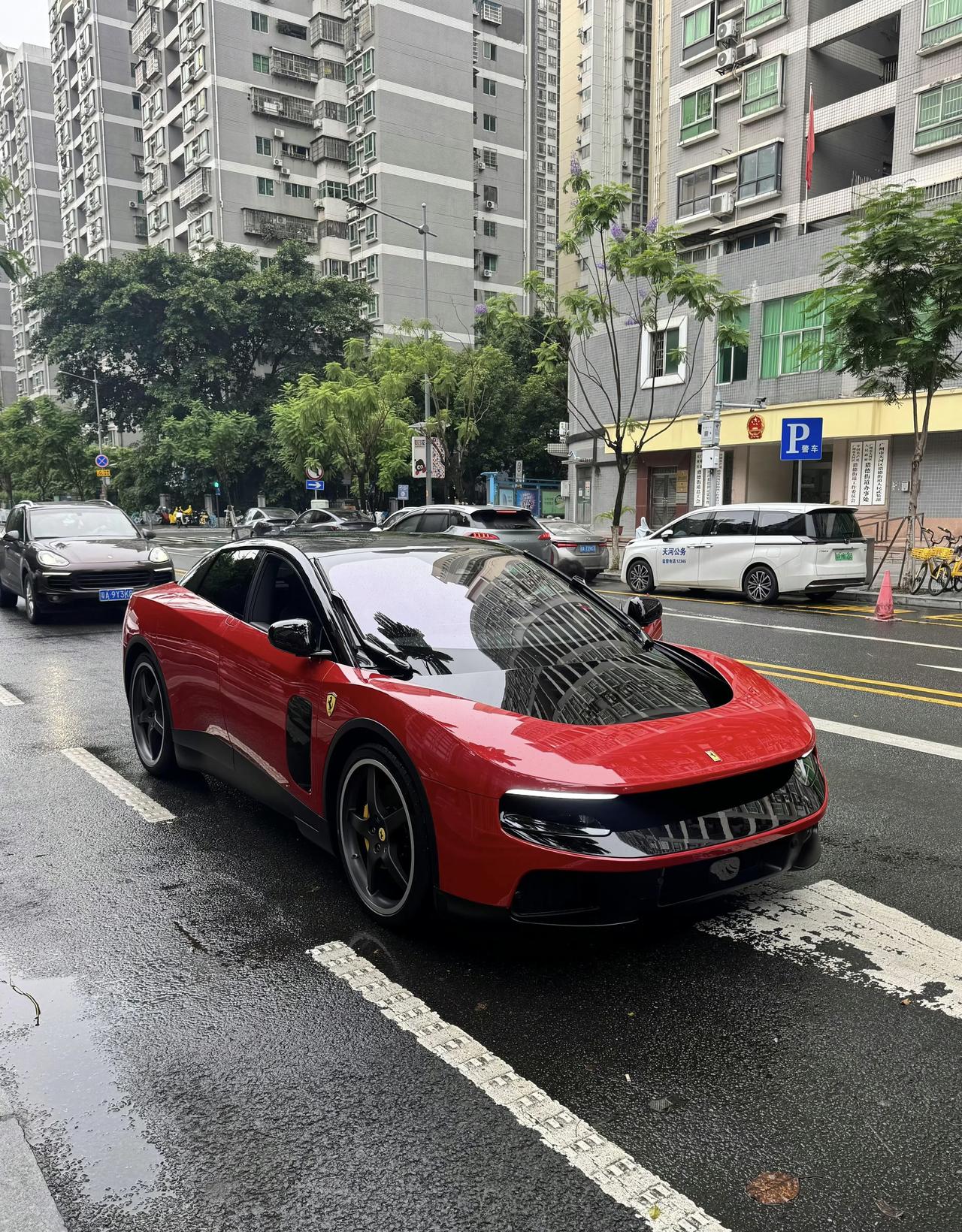 网友拍的法拉利Luce实车！像400多万的样子吗？