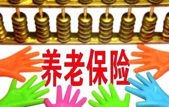 今天查养老金补贴，社保局人巨多，工作人员说统一发放别老来。从月初等到现在谣言满天