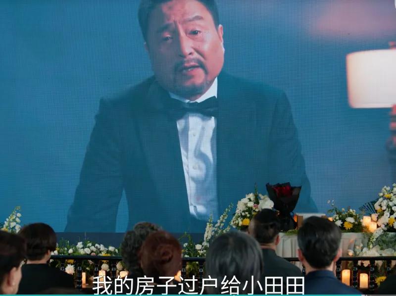 没想到看起来最不靠谱的老苟，才是全剧最靠谱的男人。

第一：老苟是为了救人牺牲的