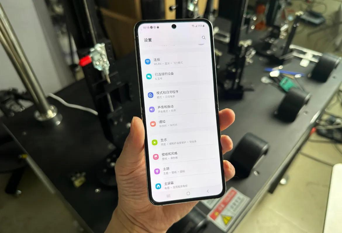 这是三星Z Flip 5折叠40万次后的样子，看完你还敢买折叠屏手机吗？铰链处直