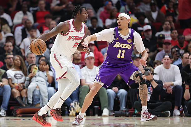 芬尼-史密斯，虽然偶尔能打出几场正常的比赛，但是在绝大多数场次比赛中，他的表现都