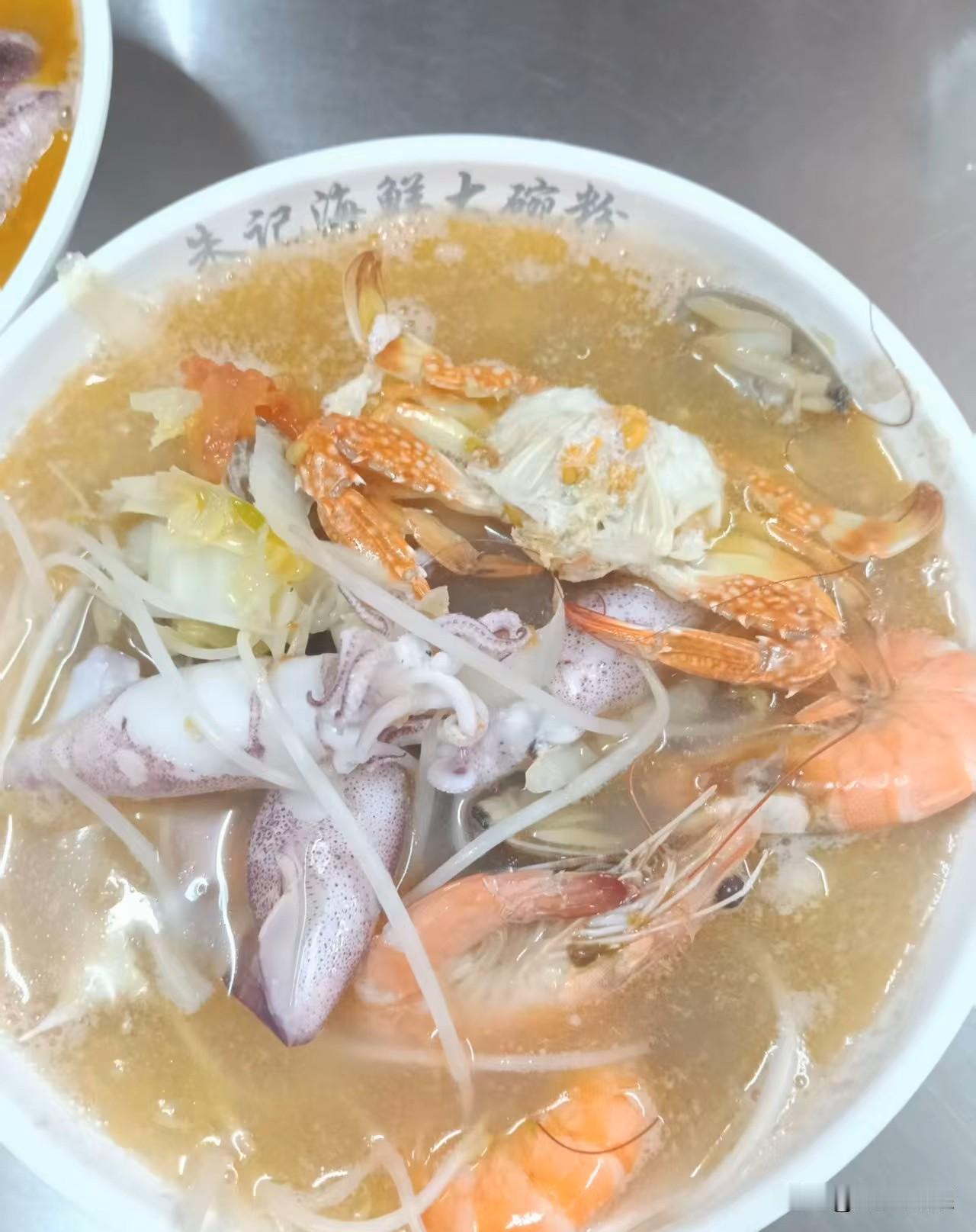 之前试过在家复刻海鲜炒米粉，200克干米粉冷水泡3分钟就捞，全程不加水，靠包心菜