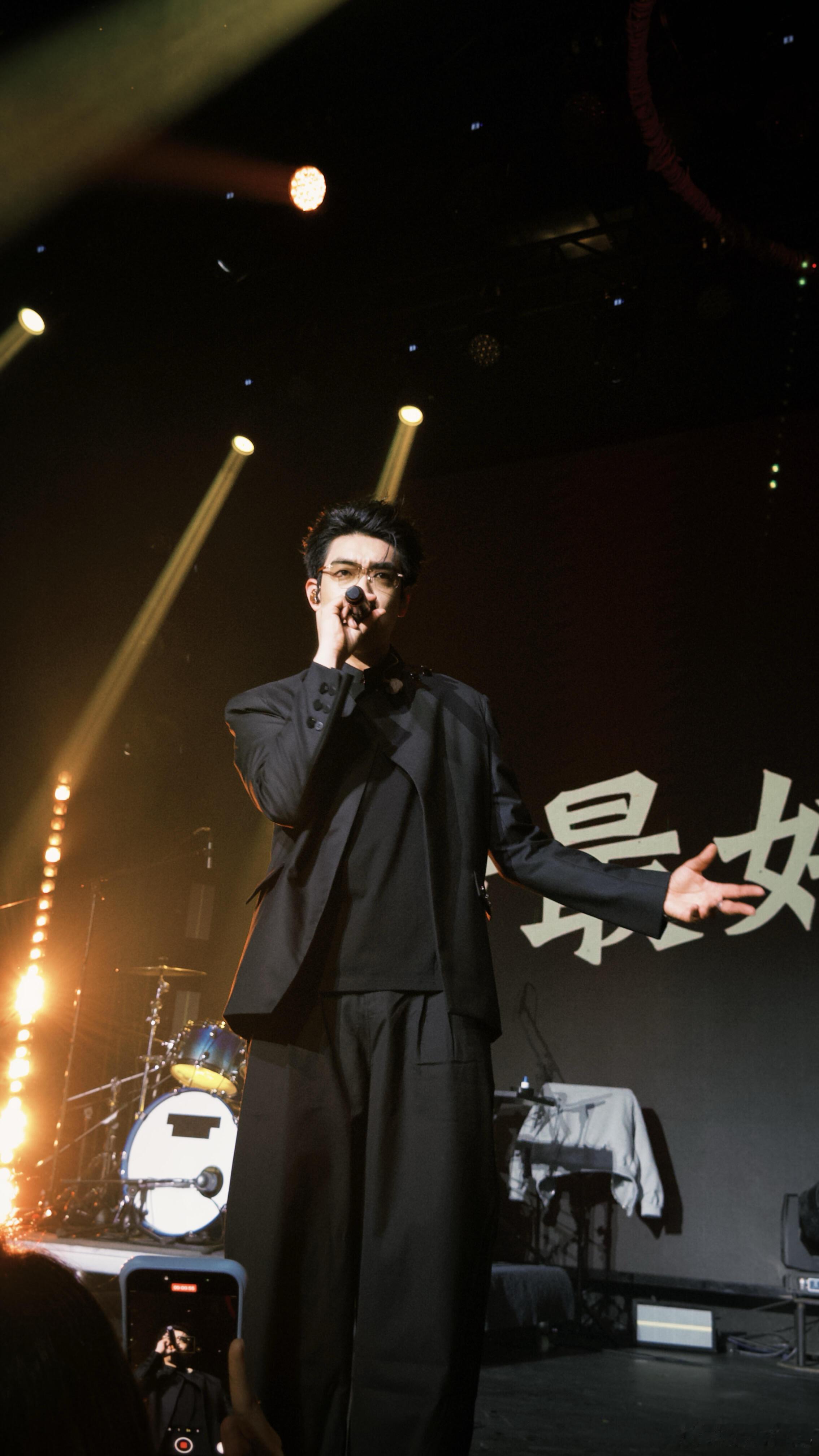 加木换风格被质疑 以前听他唱歌脑海里都是连绵的黄土地，这次却像被拉进了一个赛博朋