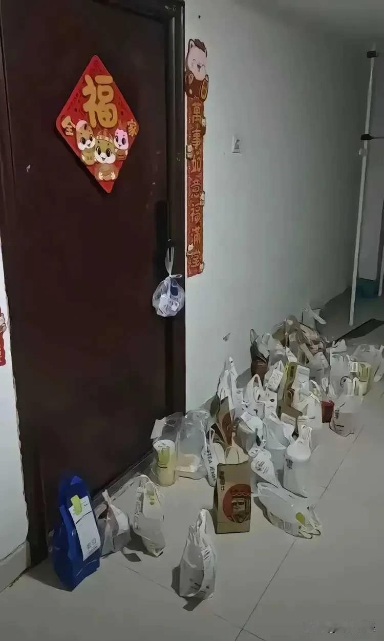 隔壁单身女邻居门口惊现40多单外卖，不拆不吃令人费解！

隔壁的租户是一名95后