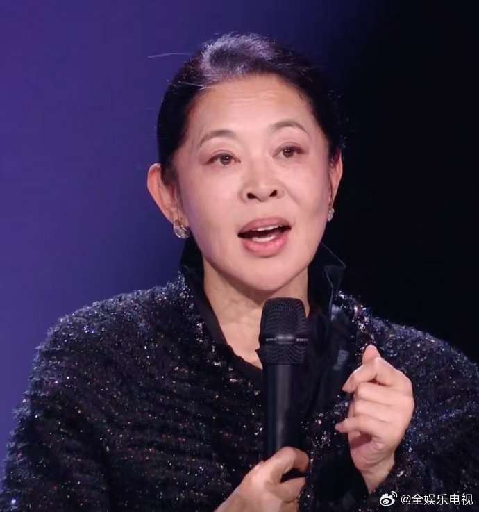 倪萍向网友道歉倪萍回应上热搜 倪萍今天回应上热搜，向网友道歉，连说三遍我错了，真