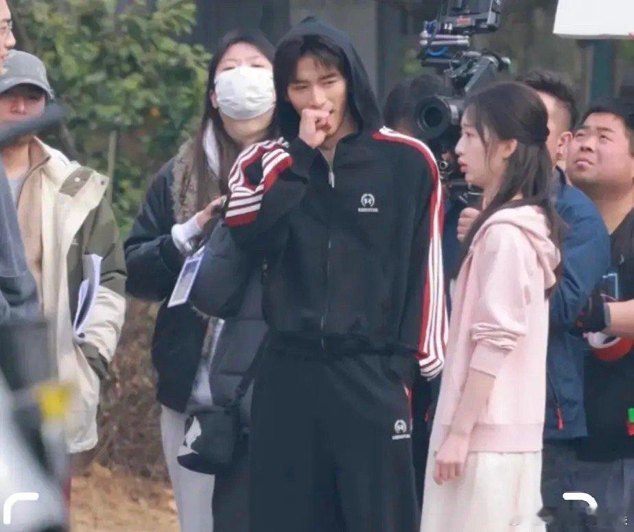 王星越是怎么做到有时候帅，有时候土的 