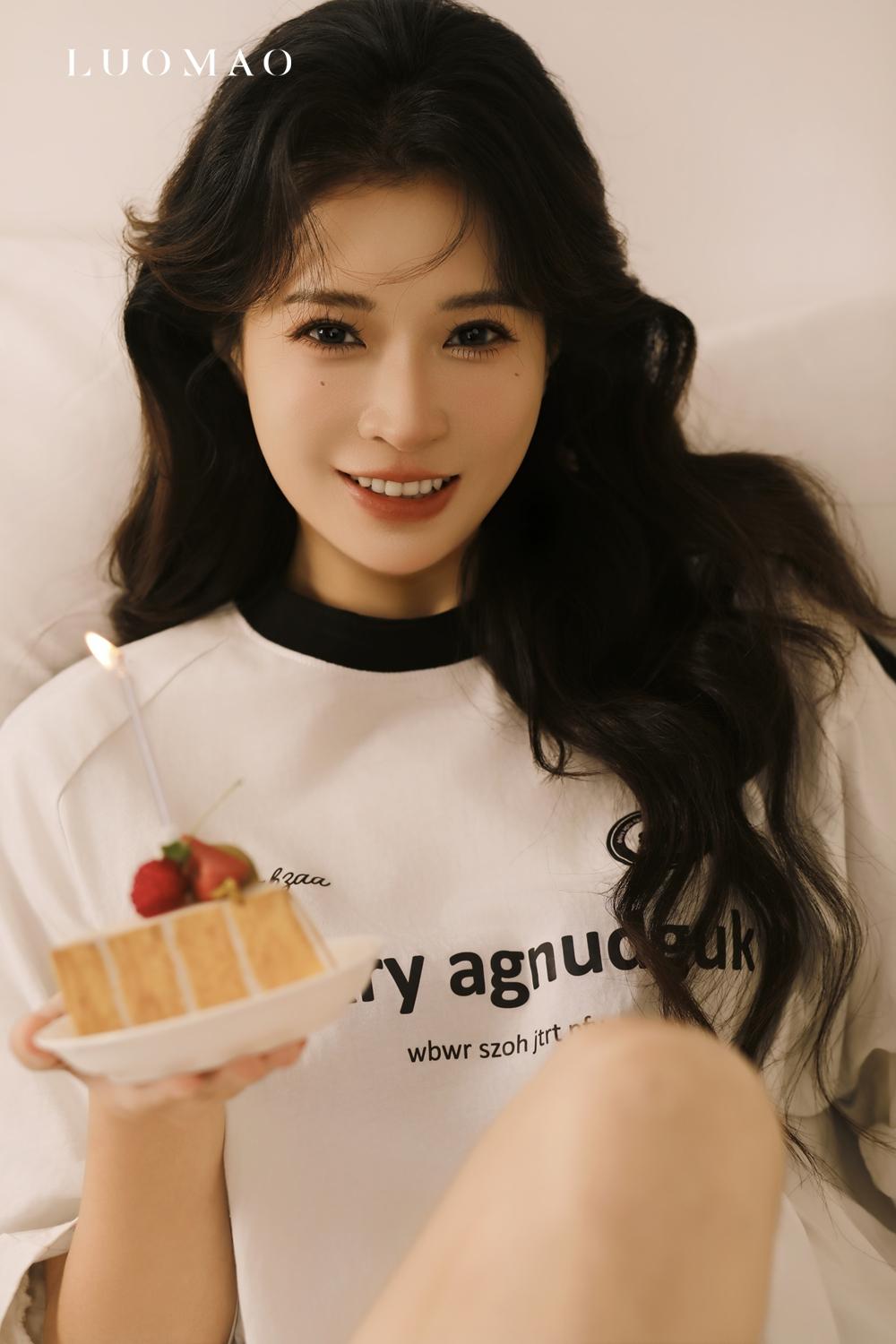 超甜的治愈系生日写真~🎂快乐万岁。简约的居家韩系生日写真 一改甜美...