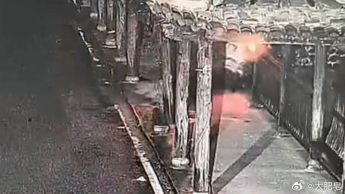 汽车坠桥致5死疑监控画面曝光 转过去了，方向盘没有回正，而且还碰到了柱子之后又踩