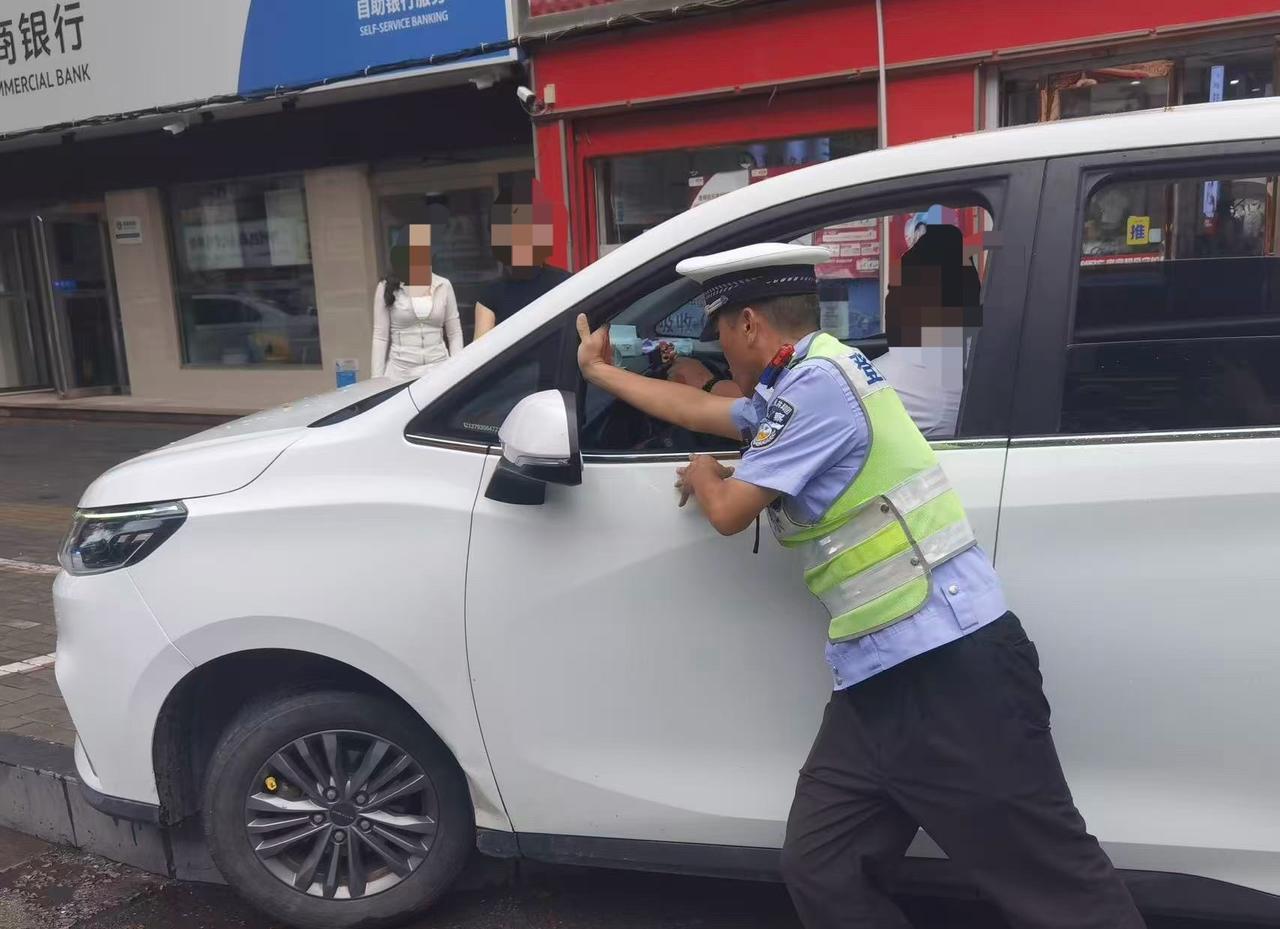 【执勤途中遇困车 交警协力助通行】6月19日14时许，登封公安交管大队民辅警在中