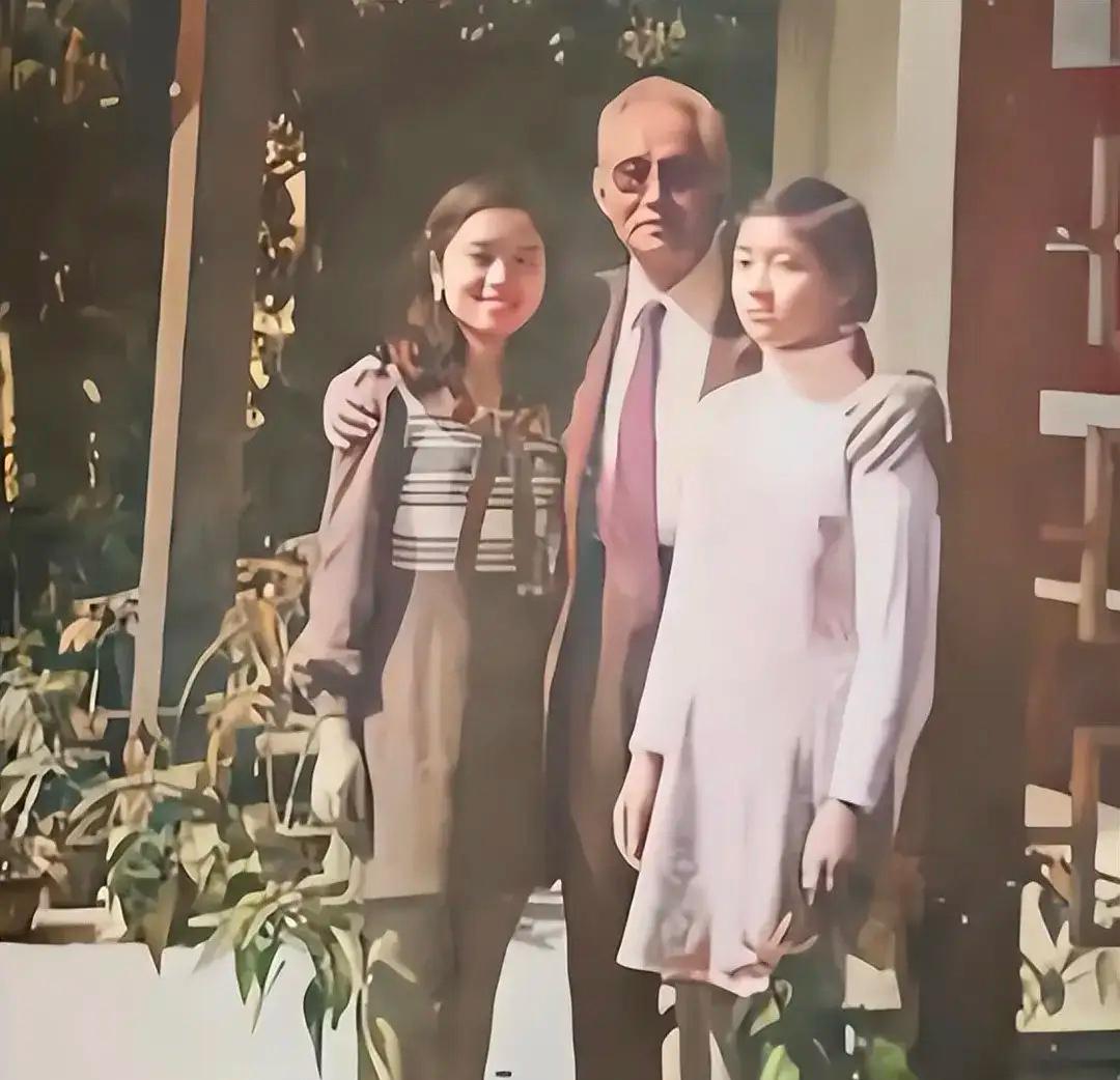 1975年，75岁的孙立人与两位女儿孙中平、孙太平在台中寓所的留影，彼时的孙立人