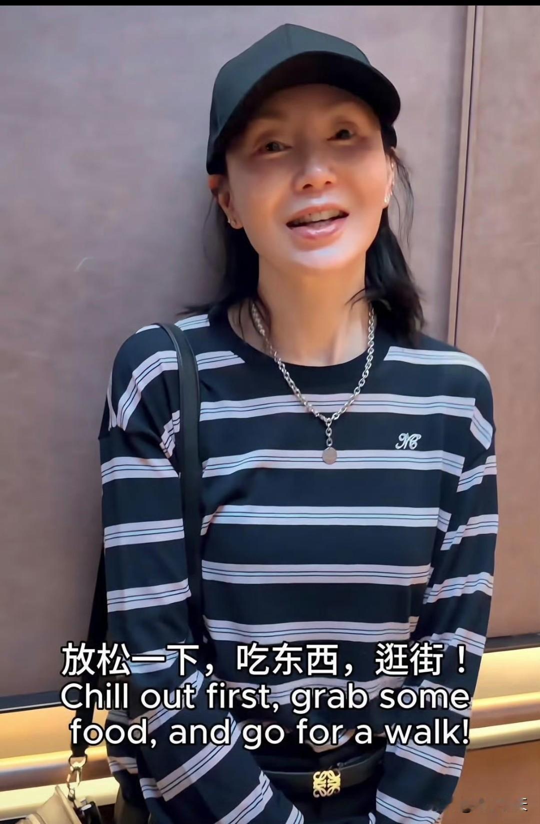 61岁张曼玉上海漫步，穿条纹衫配阔腿裤松弛大气，背5w块包包低调 ​​​