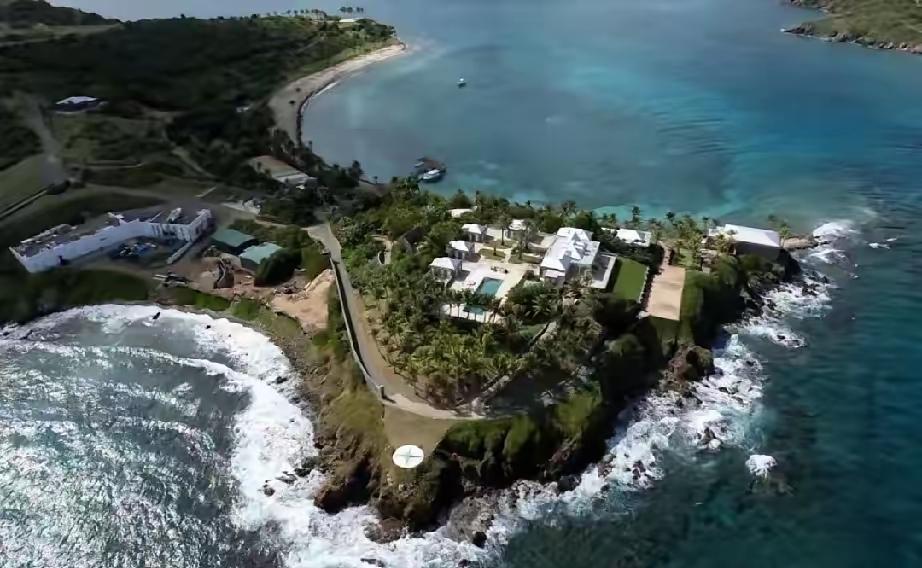 这座岛弄得跟秘密会所似的，专门招待那些有头有脸的人物——政界大佬、商界巨鳄、娱乐