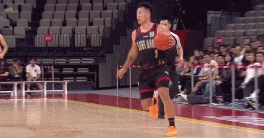 贺希宁这个双转身过人太有想象力了
身体动作频率快而且相当轻盈，就像在篮球场上跳华