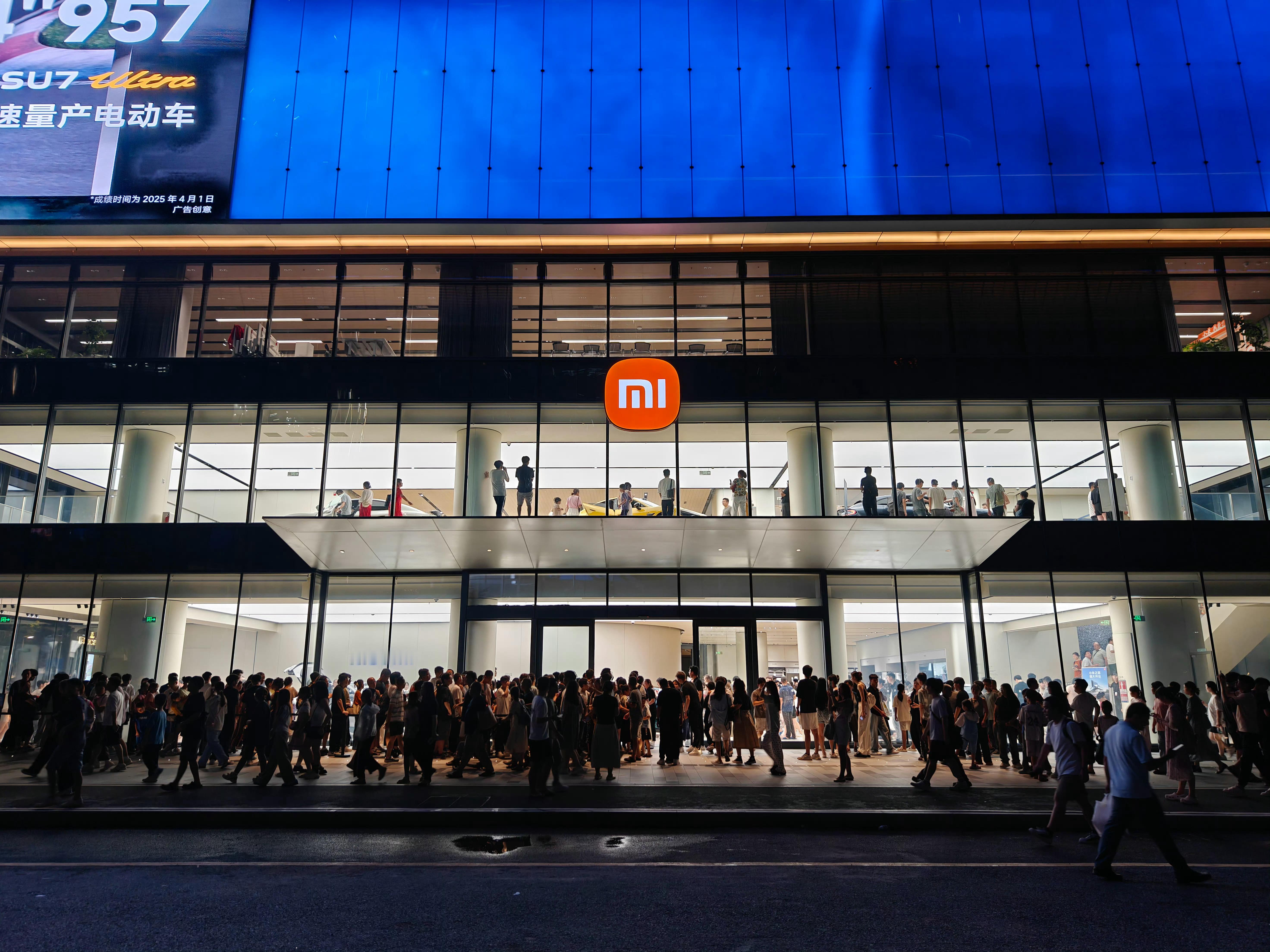 小米将承担门店调整损失约2726万元相比于传统4S店，可以发现这些互联网基底的公