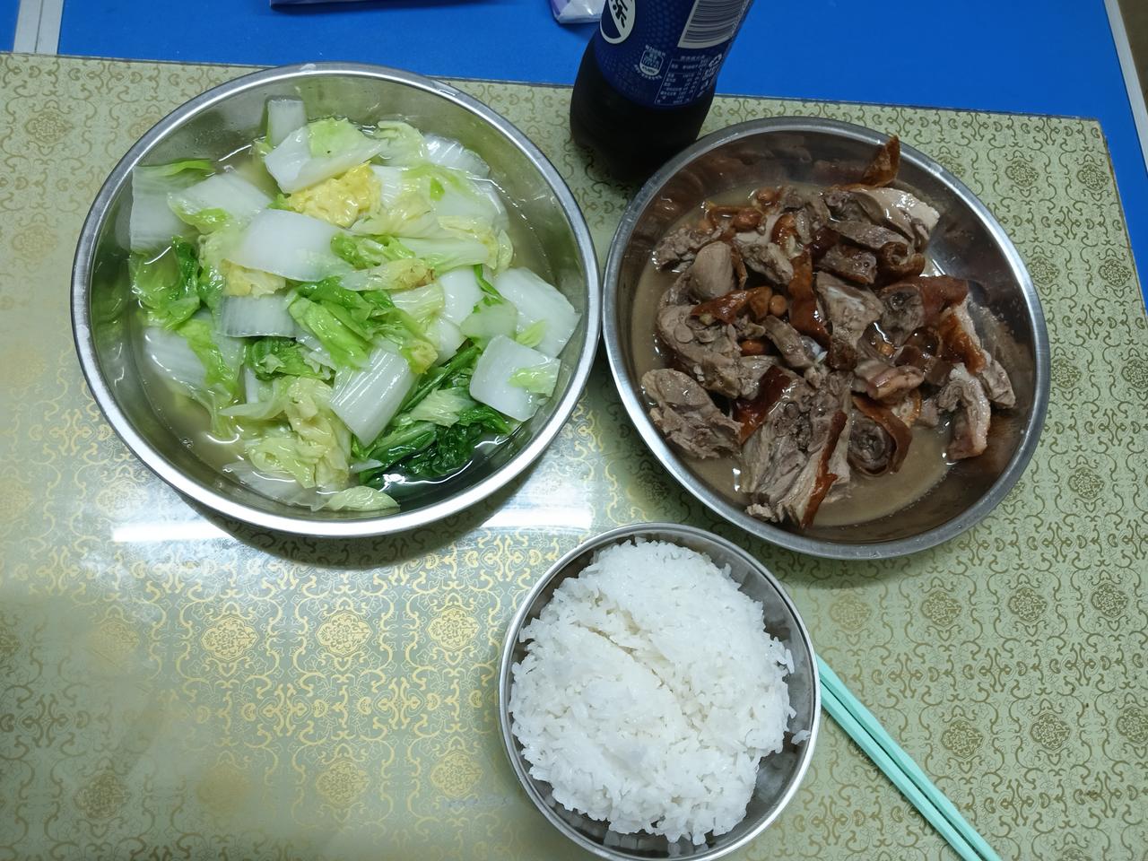 今天星期天，有空自己买一点好菜做饭吃，买了一点烧鸭，另外炒一个小白菜。一个人的生
