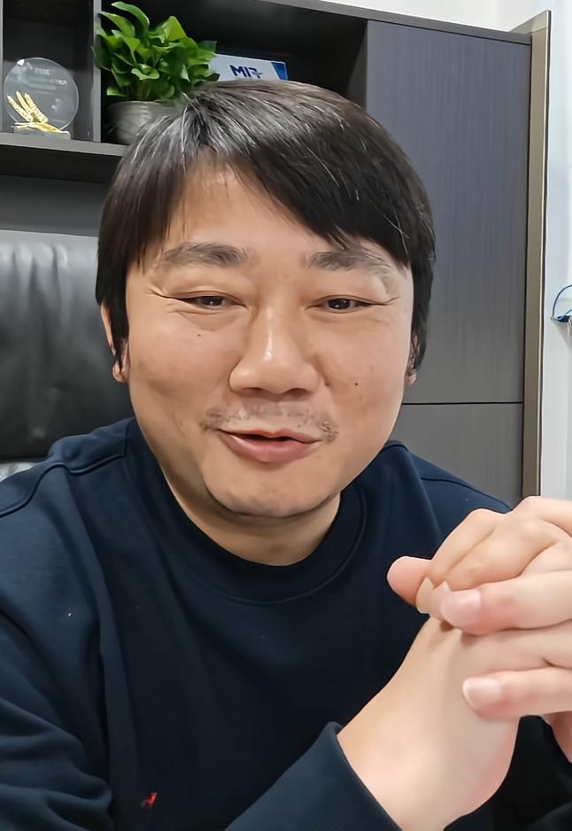 张雪在直播中官宣，计划今年六七月份，在重庆挑战骑摩托飞跃长江。

评论区中不少人