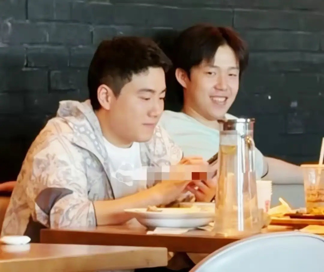 王楚钦梁靖崑相处模式引热议国乒集训间隙日常画面曝光，王楚钦笑得合不拢嘴，梁靖崑对