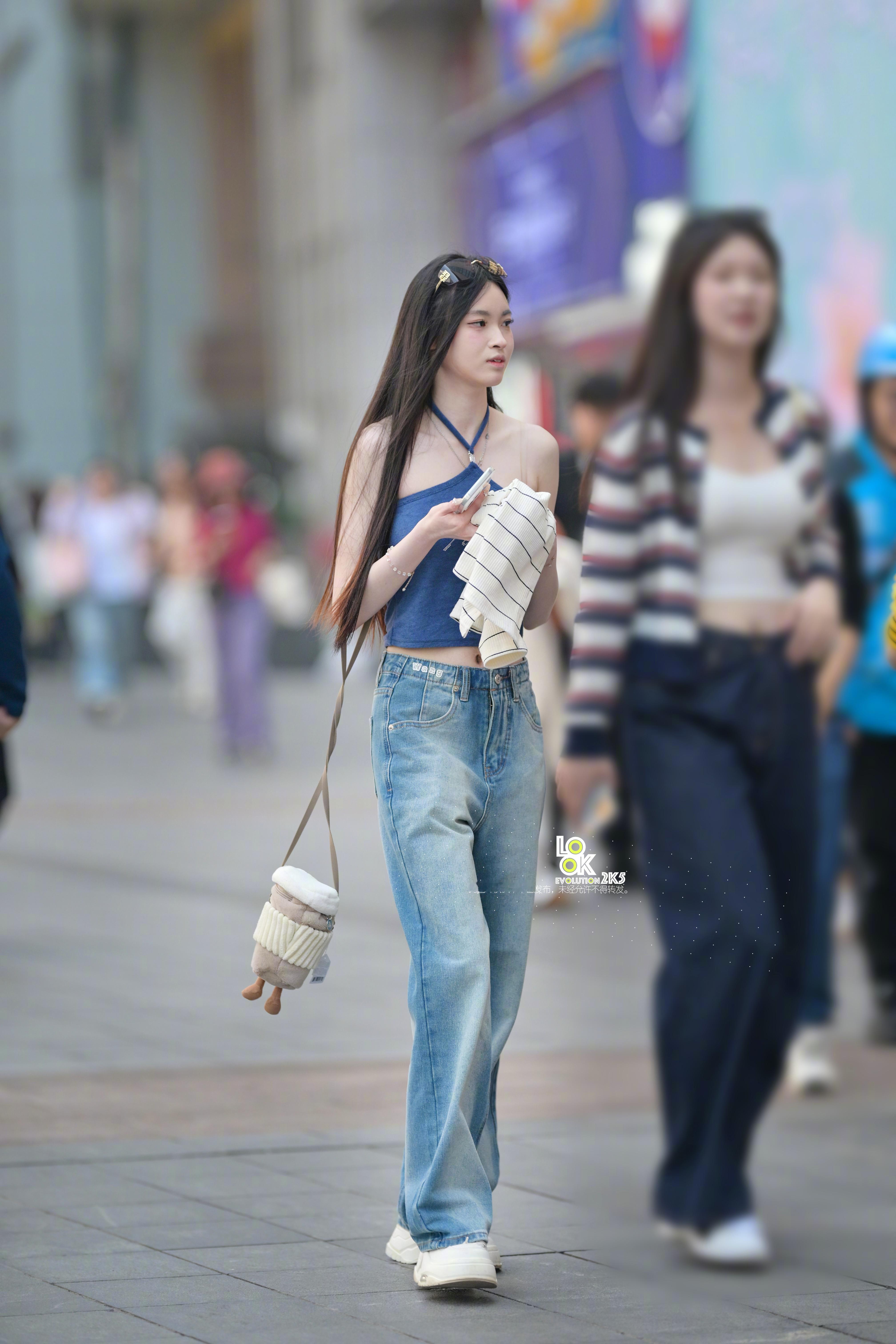 小姐姐身材不错哈! 