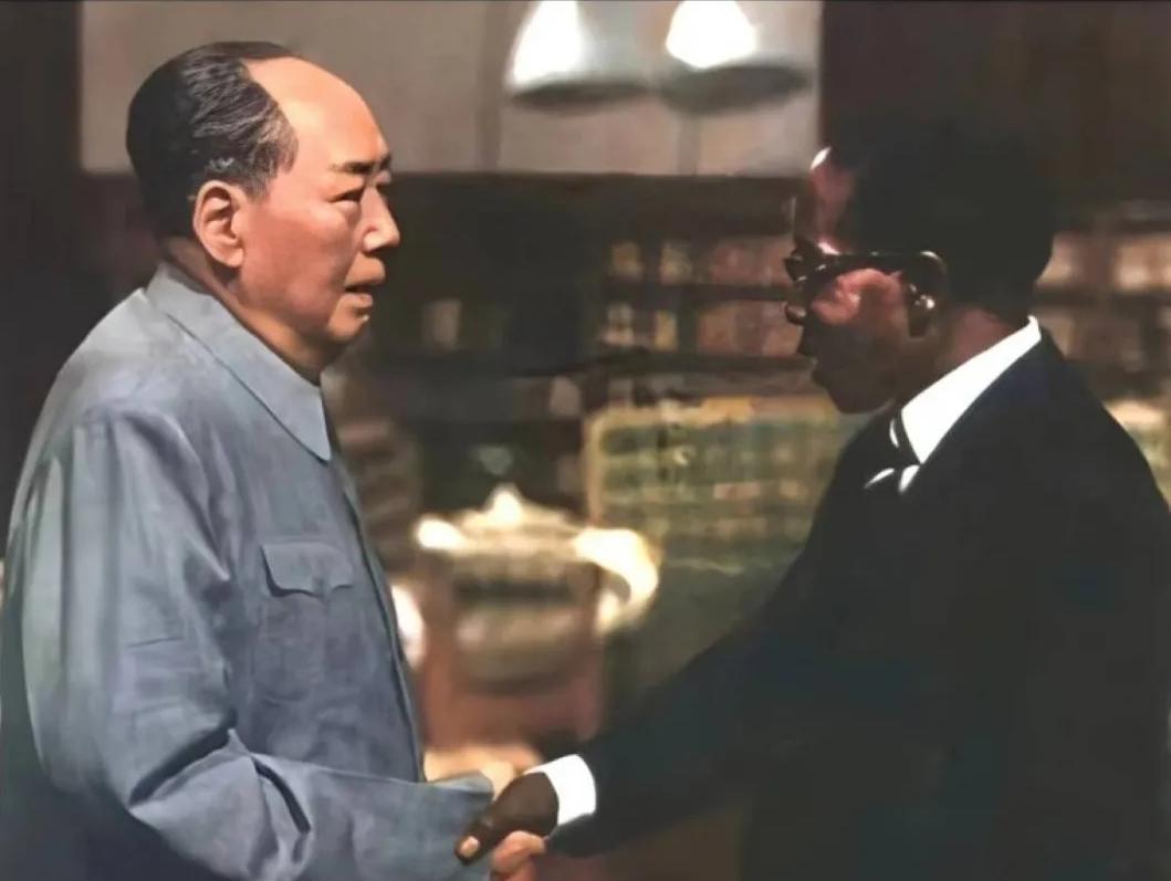 1974年5月7日上午，毛主席会见塞内加尔共和国总统桑格尔，在谈话中说：“‘山雨