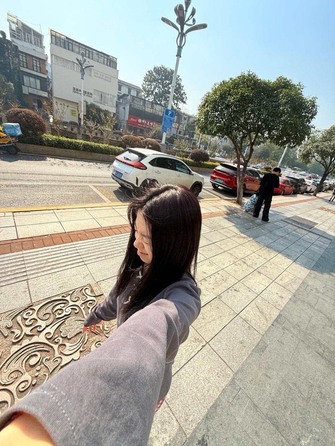 对自己无语了 去工作室加班 出门前想着拿工作室的钥匙 走到门口就忘了 [裂开] 