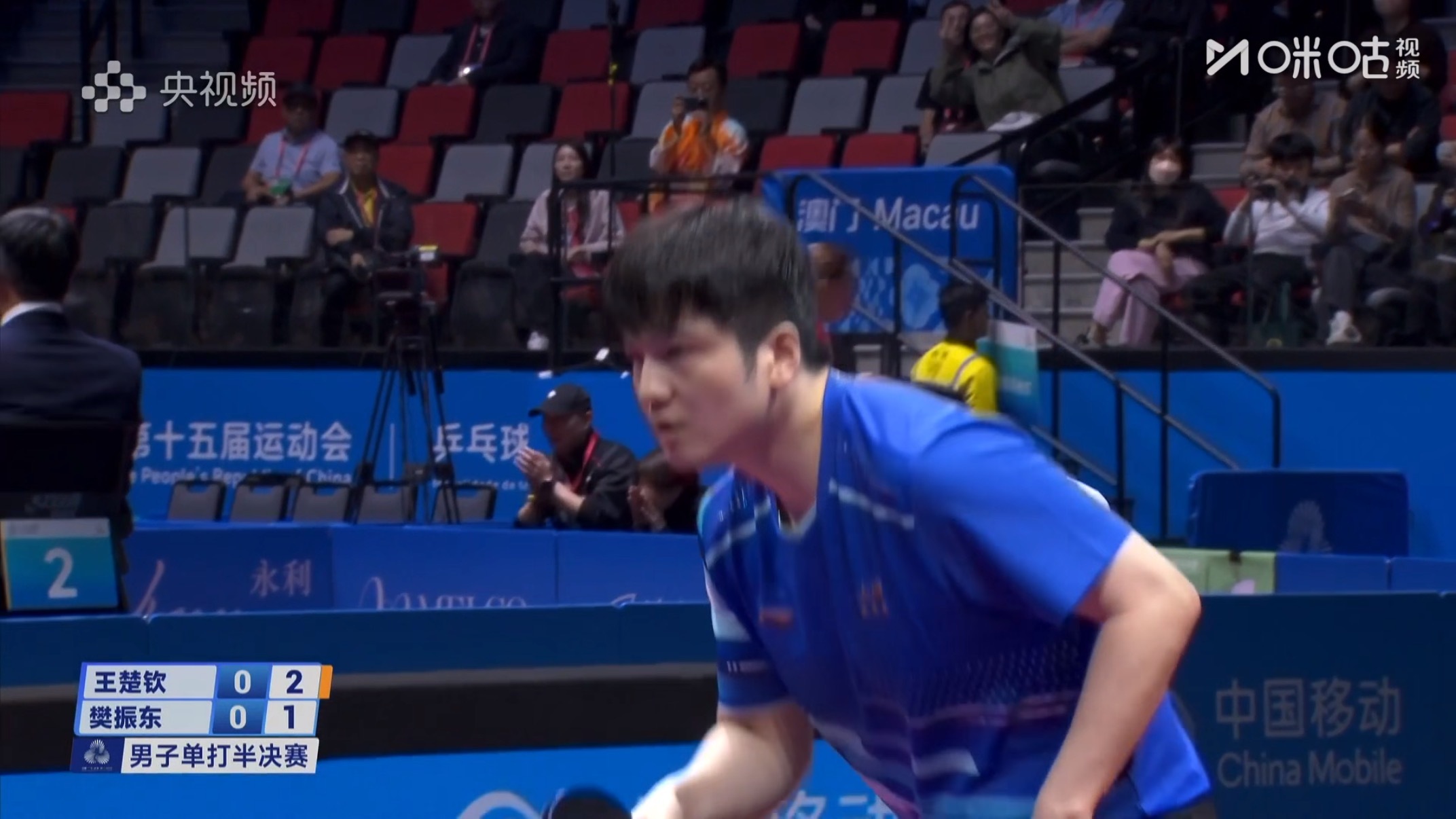 第一局，王楚钦11:7拿下，樊振东加油！！比赛继续～ 