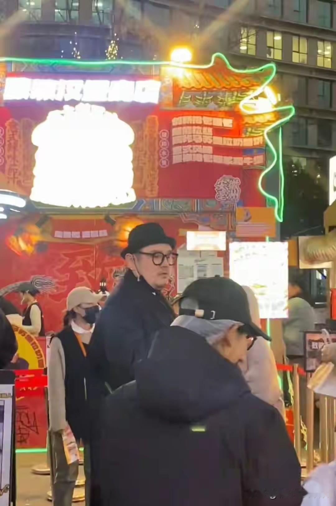 网友偶遇钱枫，肥头大耳虎背熊腰像一座大山，离开湖南卫视的他身材发福，彻底放飞自我