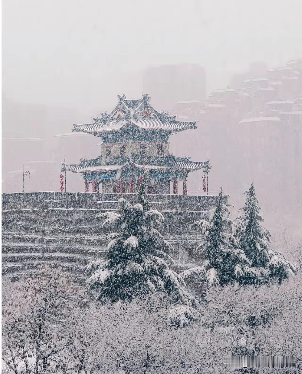 很难相信，秦岭南北的天气居然冰火两重天！
当西安古城一片雪花飘飘的世界时，秦岭南