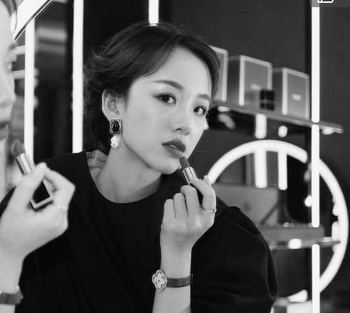 阿沁自曝和刘阳分开后谈过两段感情阿沁直播自曝，与刘阳分开后谈过两段感情，每段都近