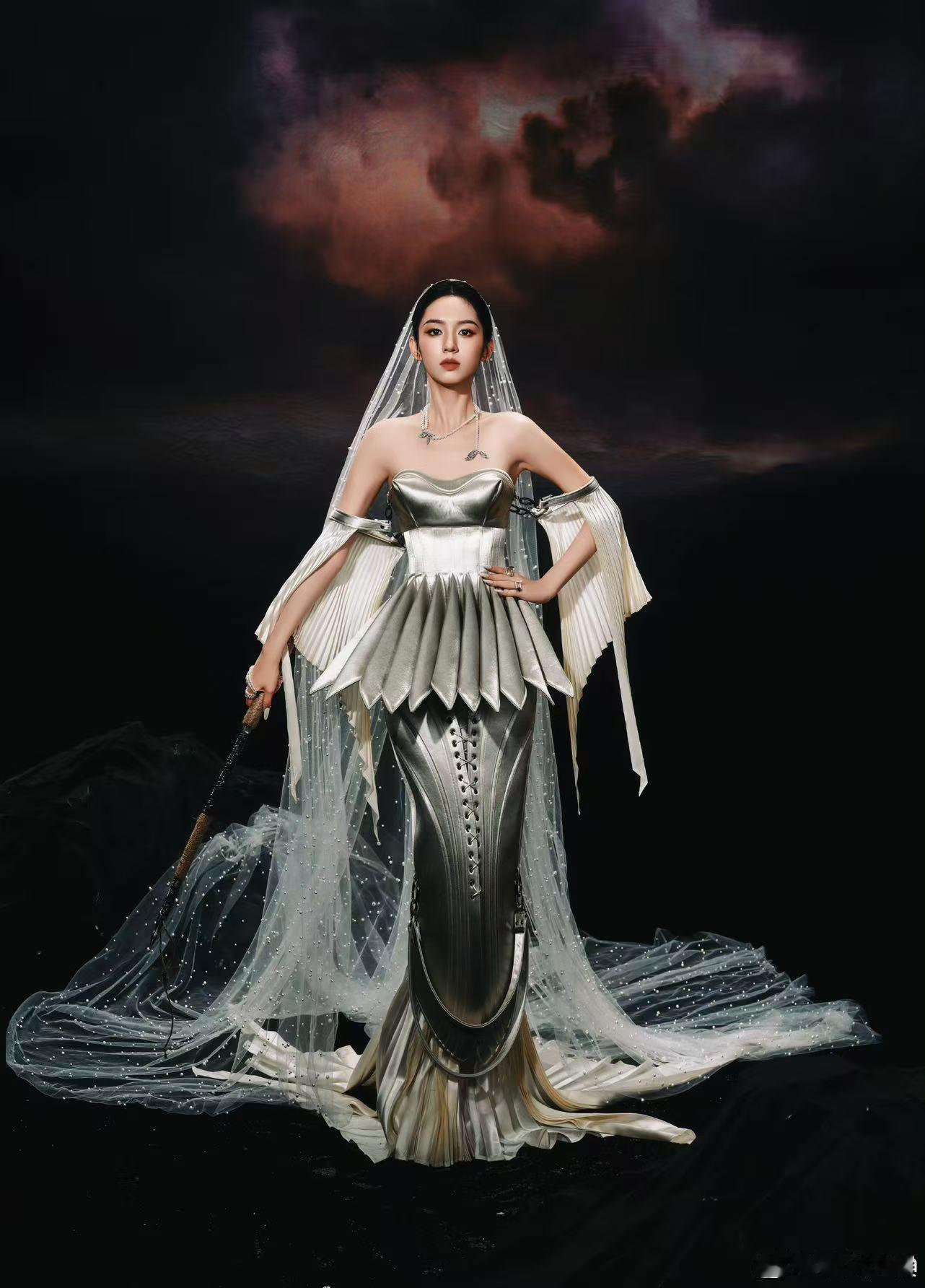 周也还记得我的名字吗周也金属银裙周也蕾丝银裙，好看，