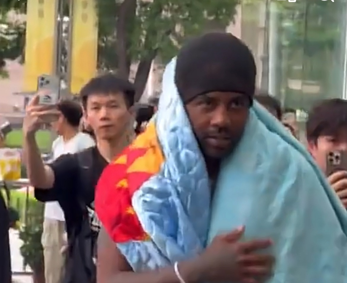 刚开启中国行 谁能一眼认出他 