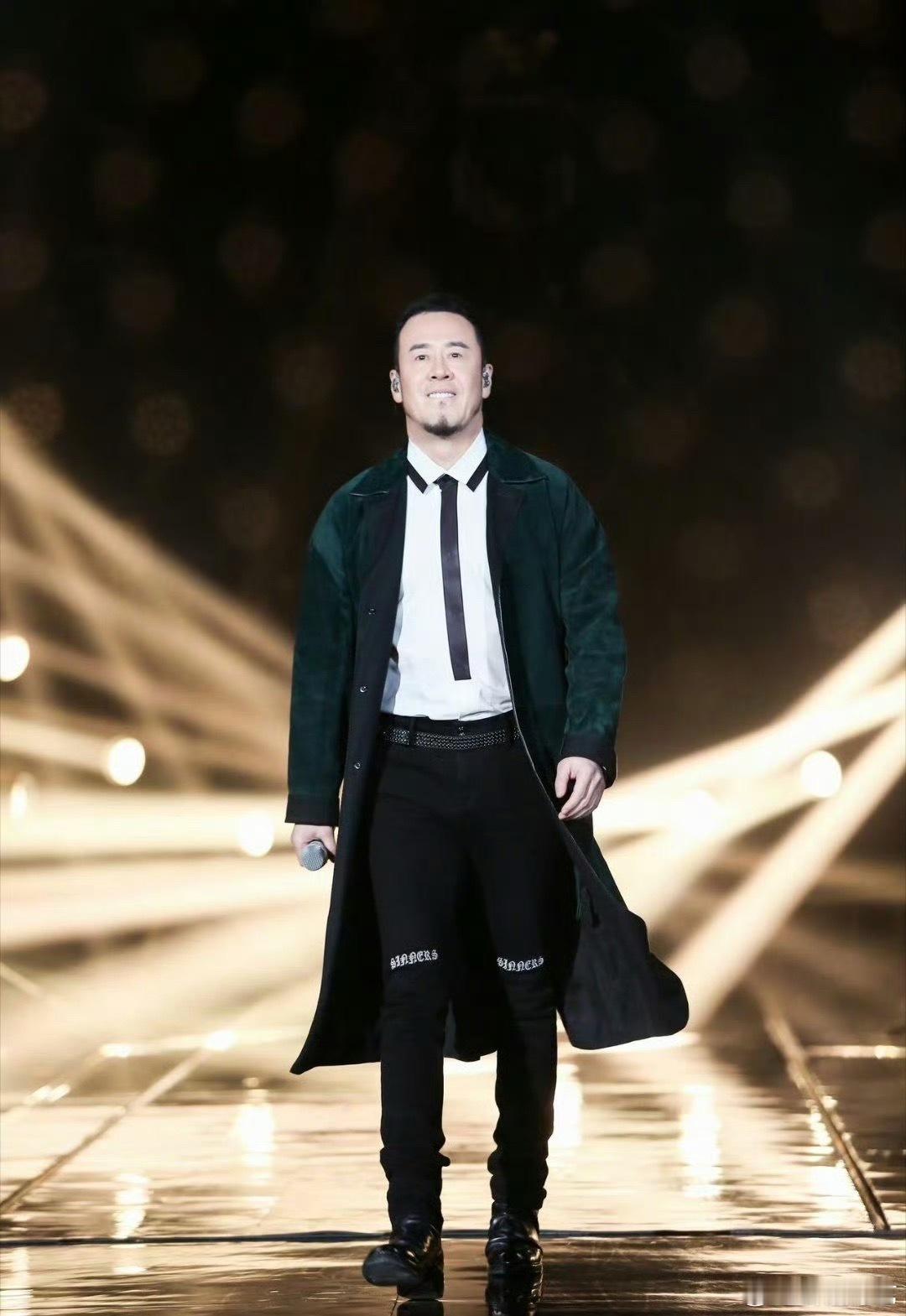 杨坤：歌手可以输掉名次，但不能输掉对舞台的尊重。杨坤说歌手是一个有尊严的舞台歌手