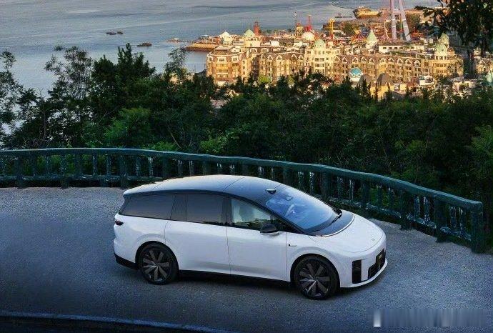 理想i8的空间藏着哪些巧思五米长车身给L系列两排宽敞三排吃力，给i8直接奔l9去