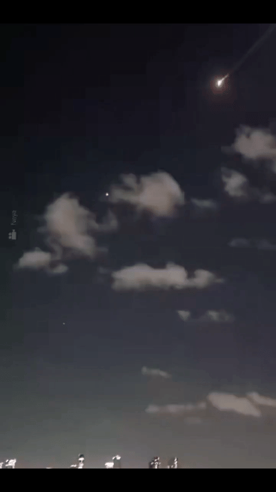 以色列特拉维夫上空拍摄到的非常罕见的画面——伊朗的弹道导弹在末段突防时遇到以军拦