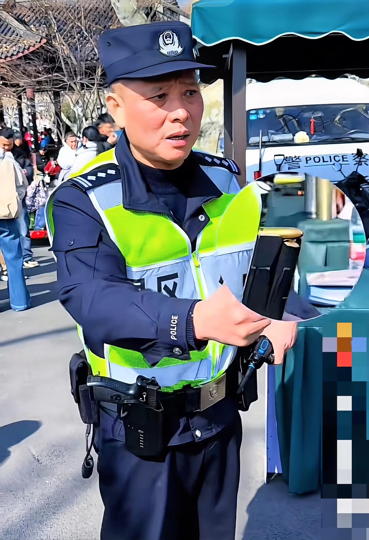 某景区游客调侃警察枪里没子弹，这玩笑开得也太没边儿了。
警察的枪那可是维护社会安