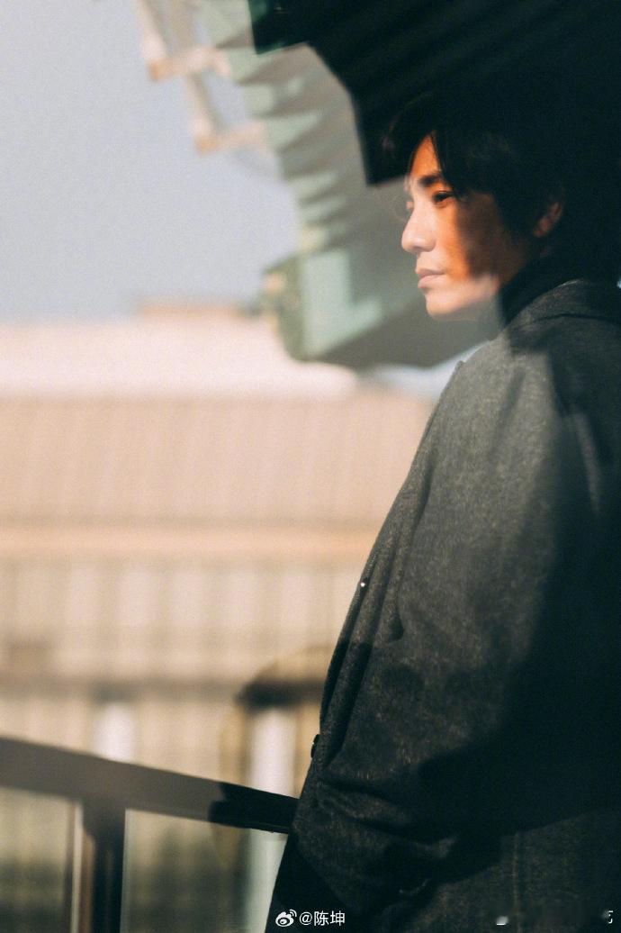 陈坤限定咖啡 陈坤限定咖啡在北京喝，真的是太有儒雅的帅气了，灰色的大衣凸显出来了