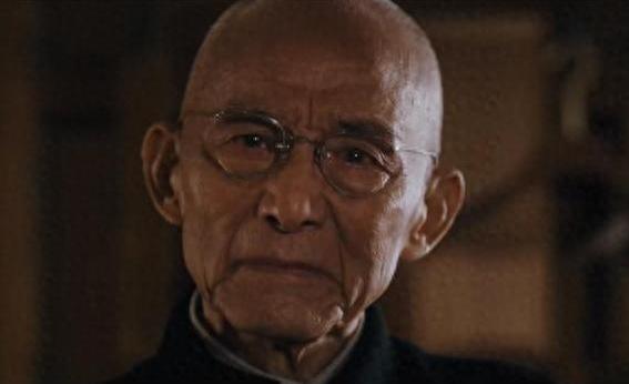 1985年，52岁的游本昌因《济公》大火，邀约不断，可他却推掉所有演出皈依佛门，