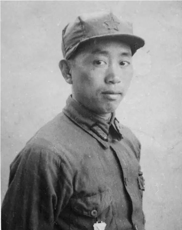 以严厉著称的“肝火王”刘亚楼，对同事总是直言不讳，只有成钧能够让他心服气消！
1