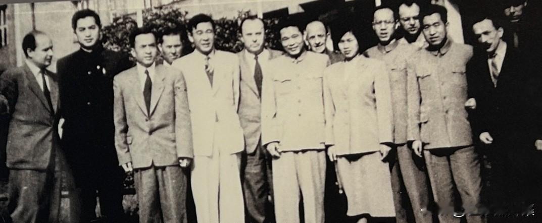 1956年9月21日，孙治方（左三）等在捷克斯洛伐克共和国泼尔森市列宁机械制造厂