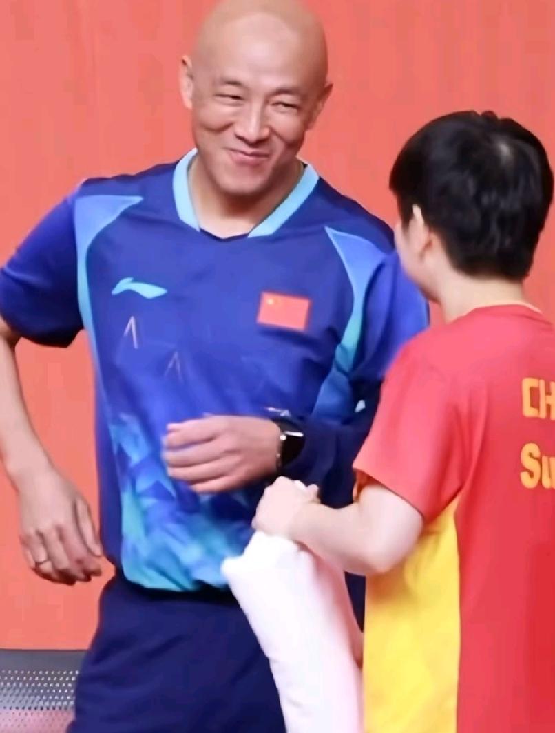 肖战的儿子说，小时候很少见到爸爸笑。
但是；你看他面对孙颖莎，仅仅是莎莎让他把外